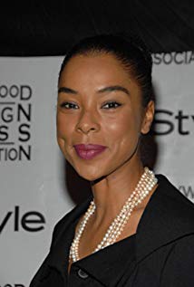 How tall is Sophie Okonedo?